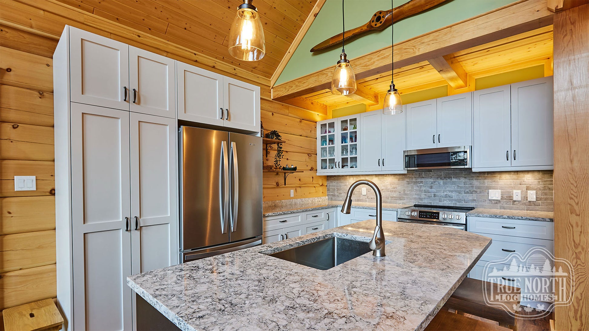 Arrowhead two-storey Canadian log home with cathedral ceilings and floor-to-ceiling windows - Kitchen